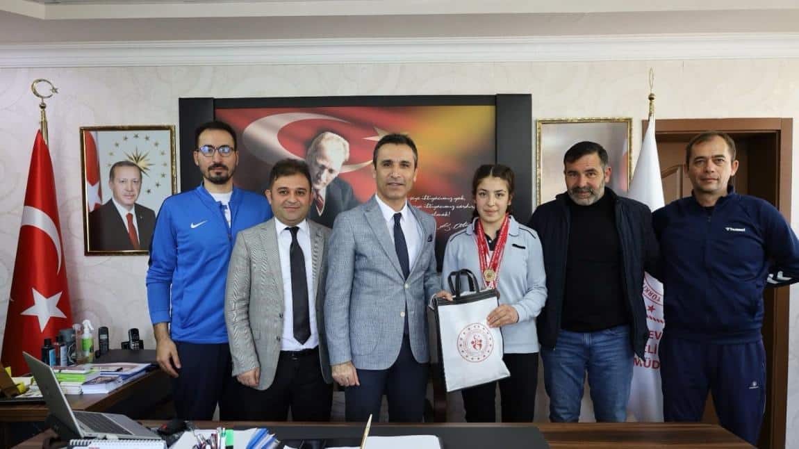 Bilek Güreşi Türkiye Şampiyonu Öğrencimiz Gençlik Spor İl Müdürünü Ziyaret Etti 